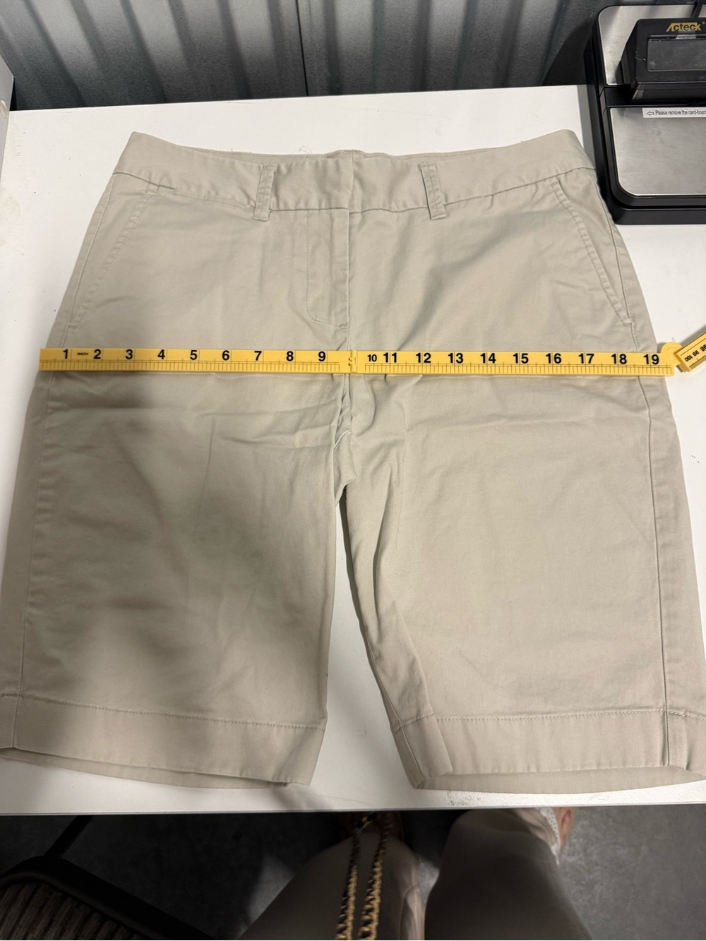 L.L. Bean Women’s Classic Chino Shorts Size 10 Beige Style 0GLU3 Mid Rise Khaki - Picture 12 of 12